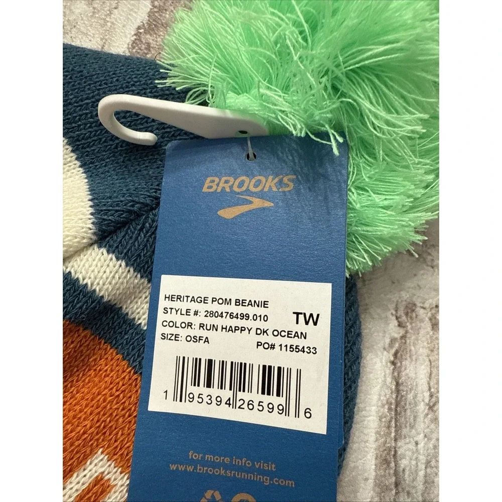 Brooks Heritage Pom Beanie‎ Happy Run Brand New Winter Hat Exercise Workout Gear